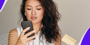 How to choose the best credit card according to your profile 5 Best credit card according to your profile: beautiful woman looking at her cell phone with the card in the other hand